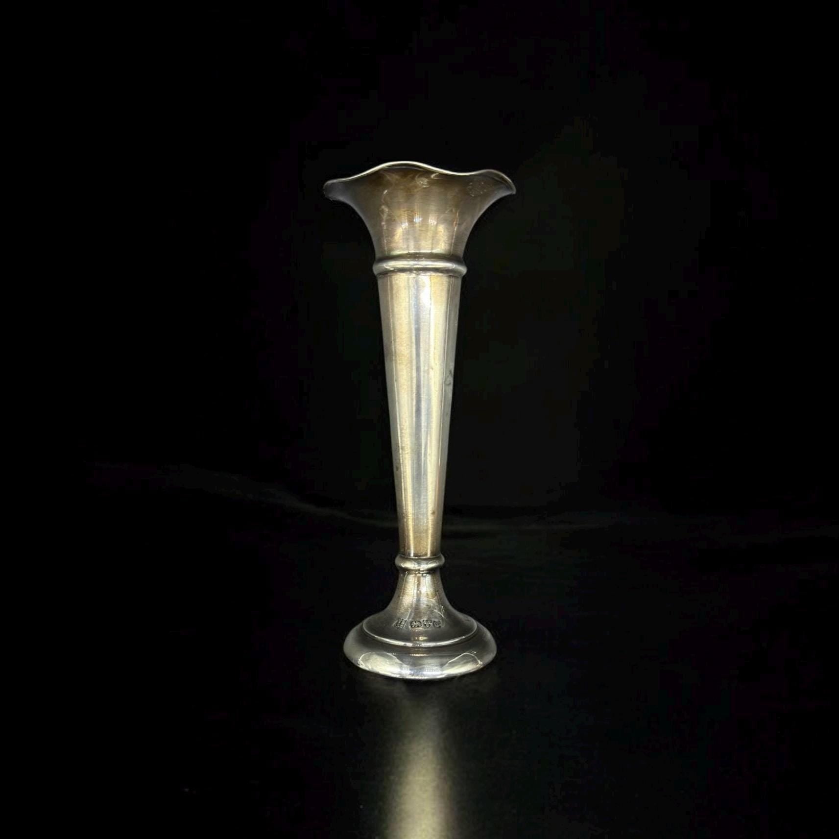 1904 Hallmarked sterling silver vase from Cheater England