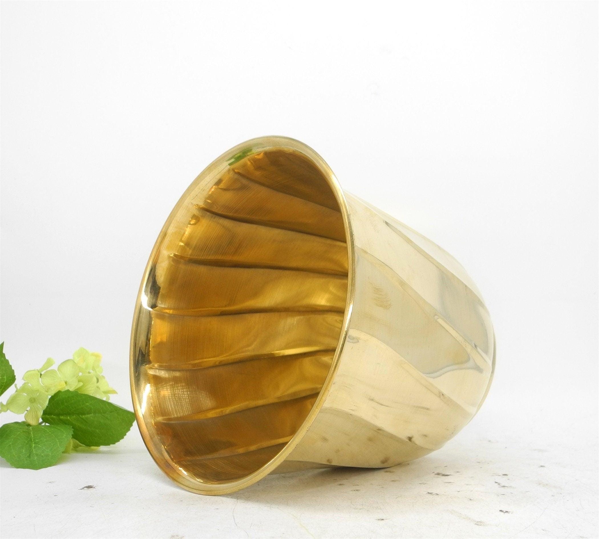 Vtg Brass Planter with Shinning Finishing, Home Decor