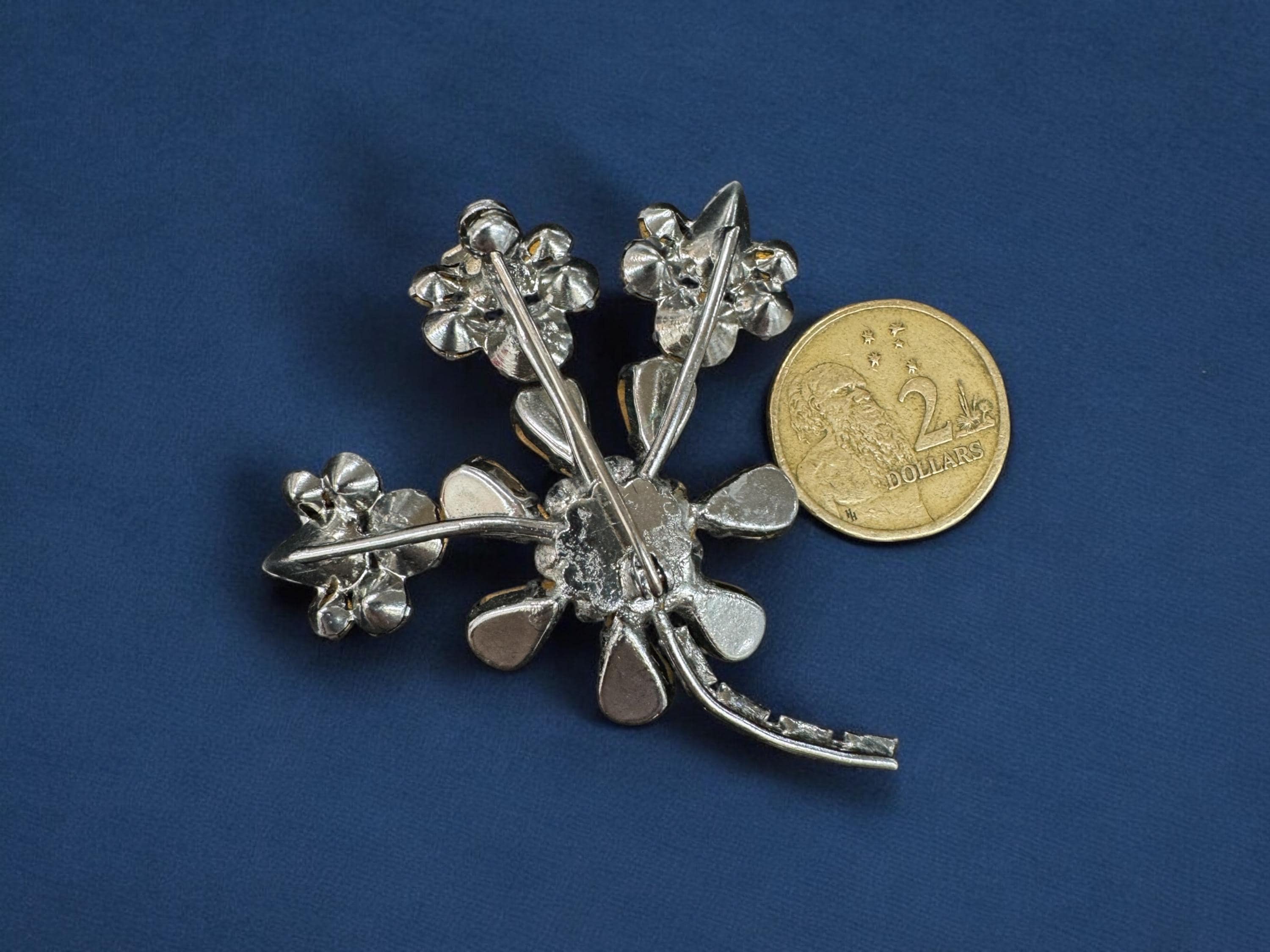Green and clear rhinestone flower design brooch