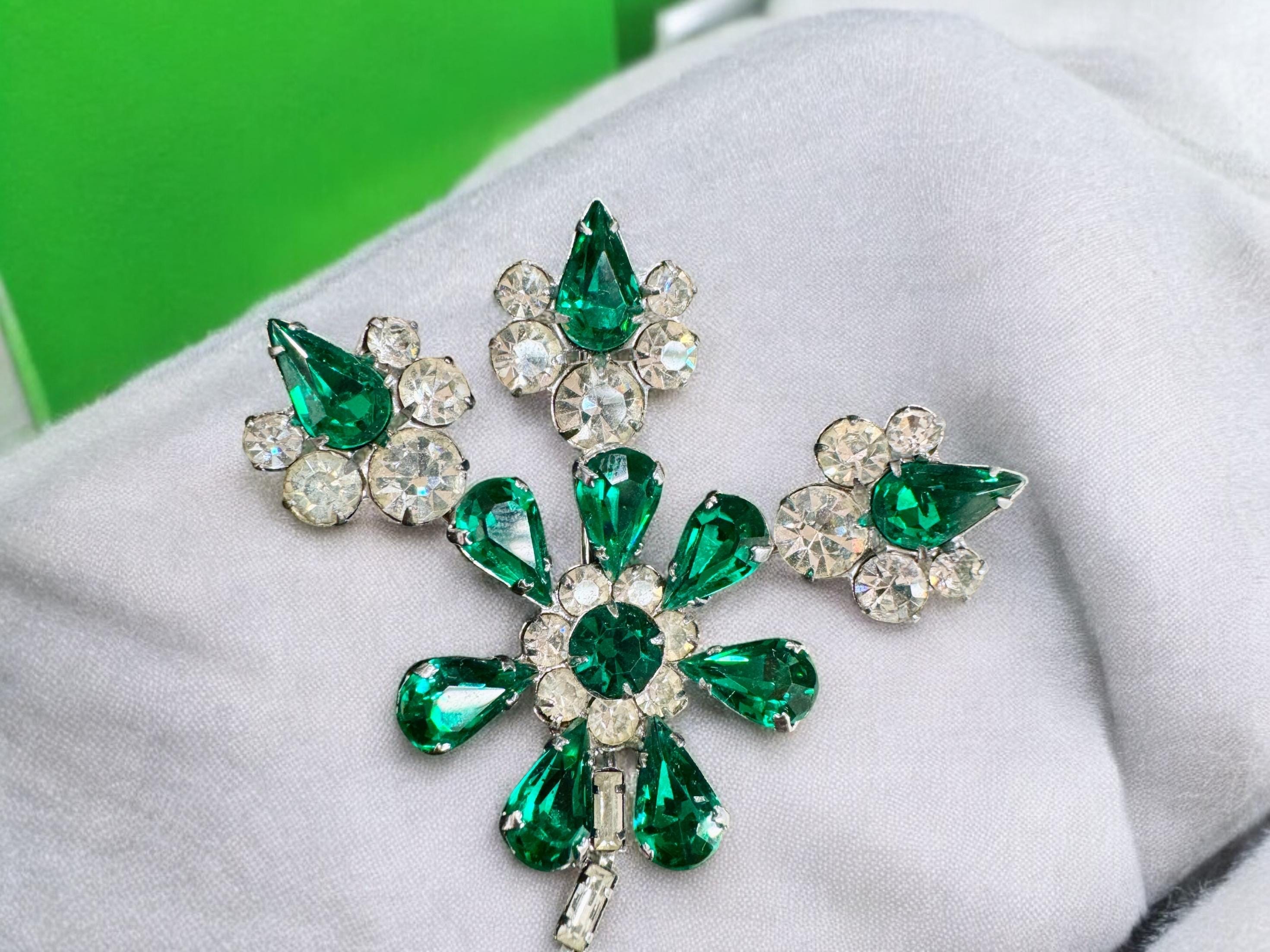 Green and clear rhinestone flower design brooch